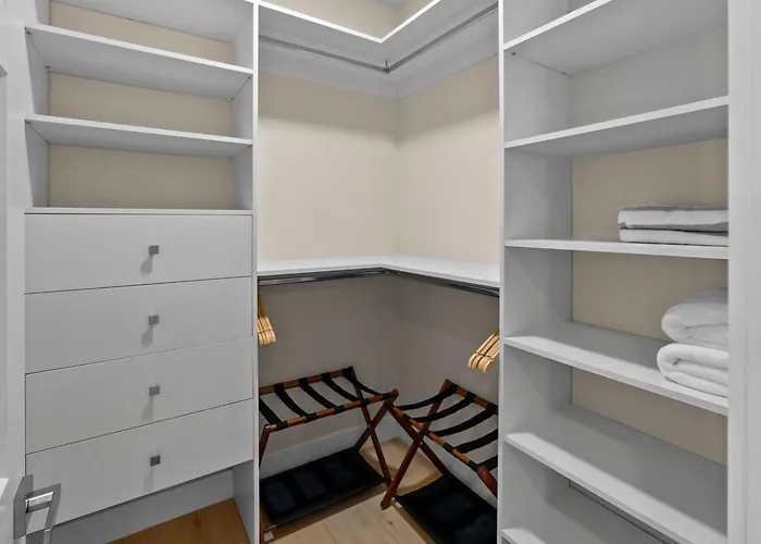 Experience Pool, Gym, Game 10 Beds *