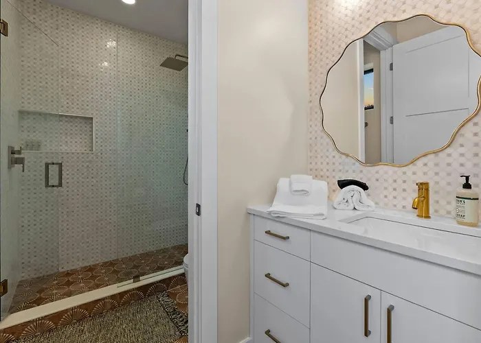 Experience Pool, Gym, Game 10 Beds Clearwater Beach